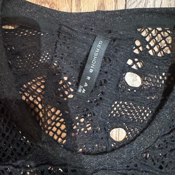 GershonB RAM loose weave top with flattering texture and curves. - Picture 4 of 4